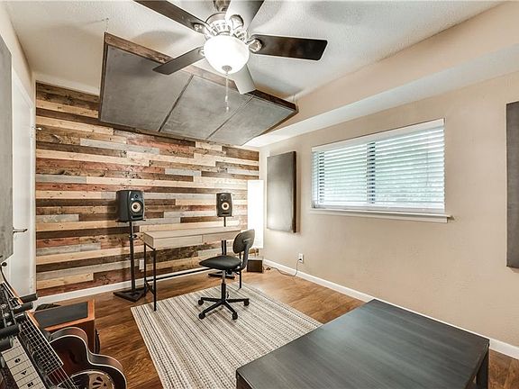4th image of 2703 Woodlawn Dr