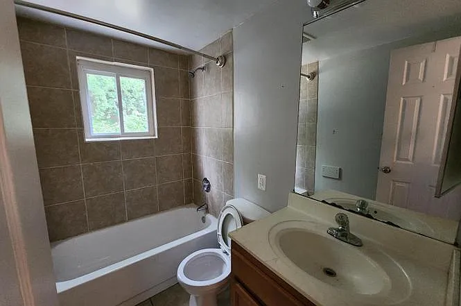 652 Baker St — Photo 10