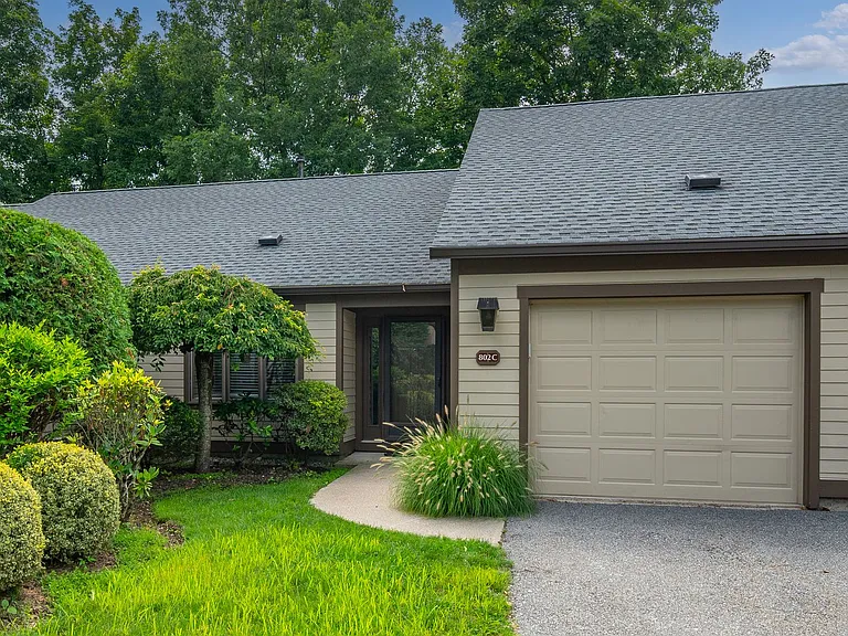 802 Heritage Hls — Photo 1