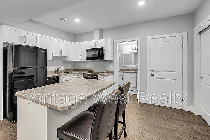 2 bed, 1.0 bath, 883 sqft, $1,495 — Photo 2