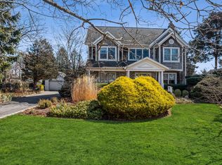 135 Connetquot Rd, Bayport, NY 11705