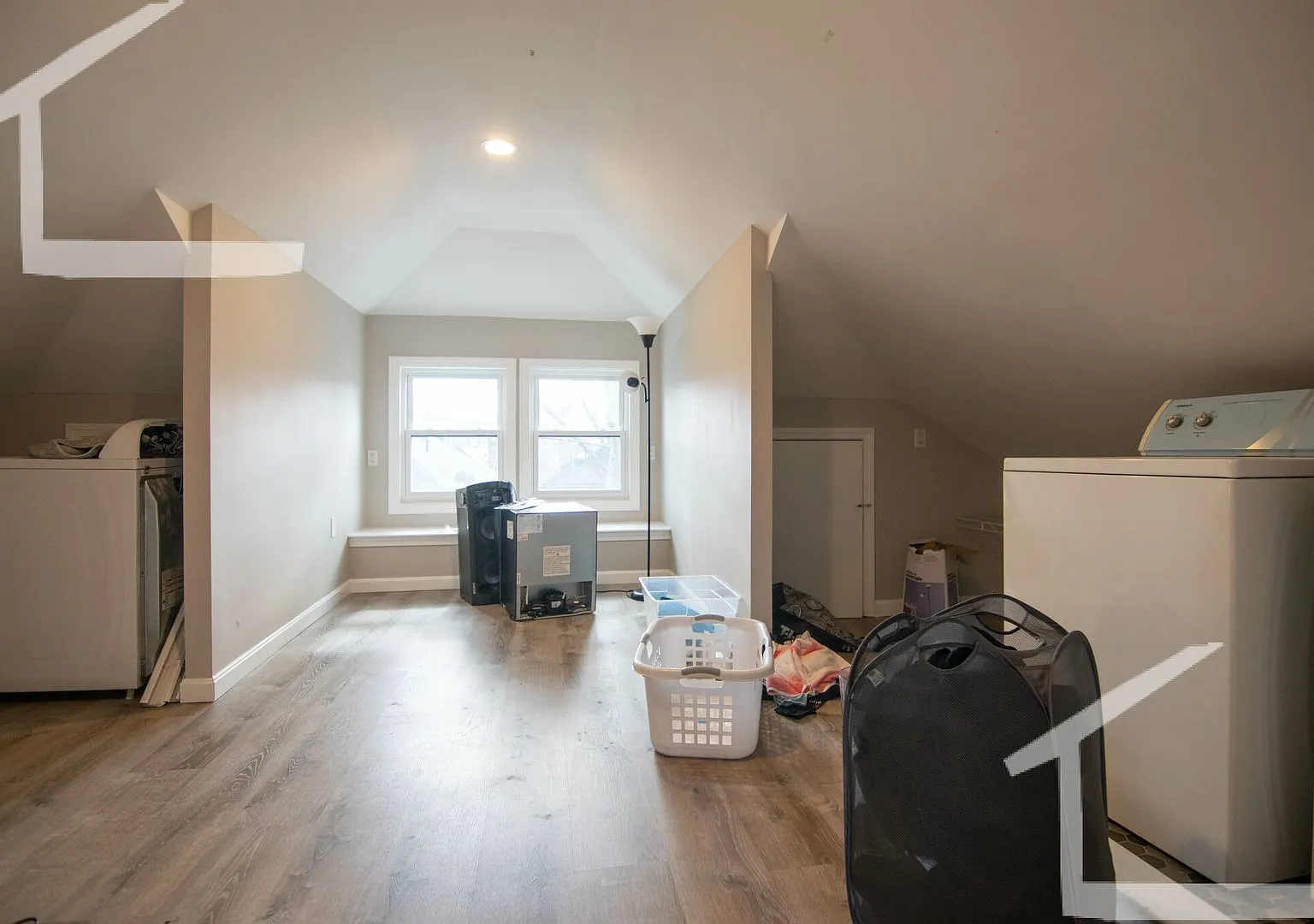 9/1 Large two-level 5BR/2BA near MBTA, BU & more — Photo 2
