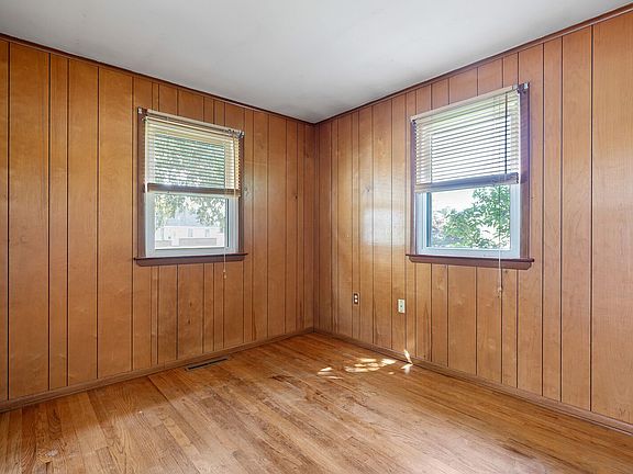 3rd image of 212 N Brownleaf Rd