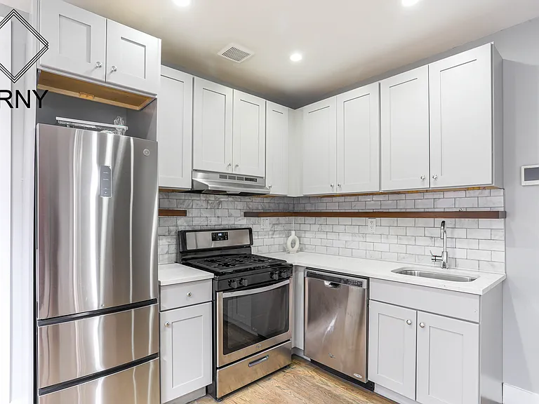 580 E 26th St #3 — Photo 4