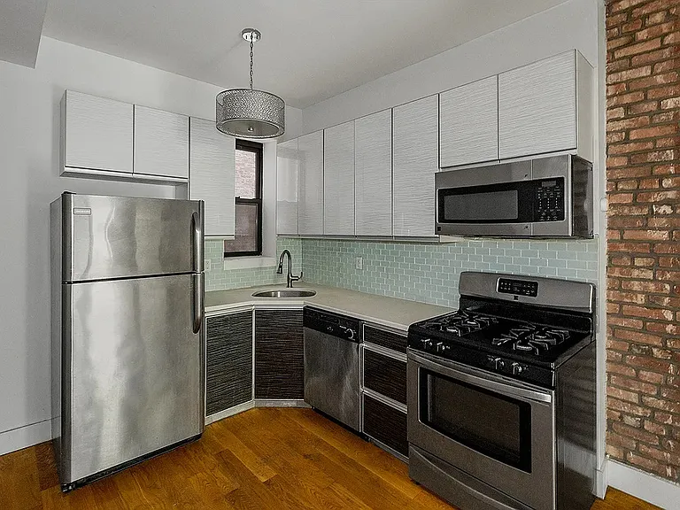 242 Madison St #3R — Photo 2
