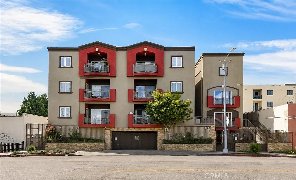 2 bed, 970 sqft, $2,700 — Photo 1