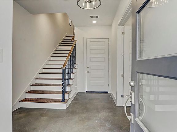 3rd image of 1104 Ennis St