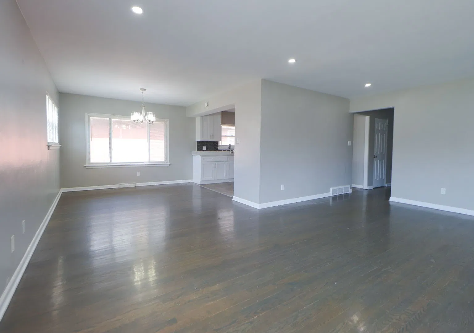Gorgeous 3 Bedroom, 2 Bathroom Home — Photo 4