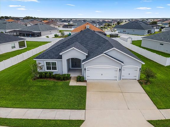 3 car driveway, lots of room for parking