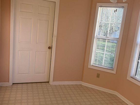 5th image of 903 Sivley Rd