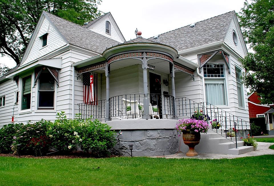 1st image of 402 S 1st St