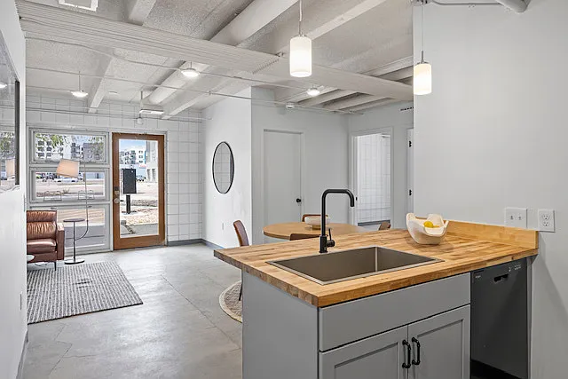 415 S Weber St — Photo 2