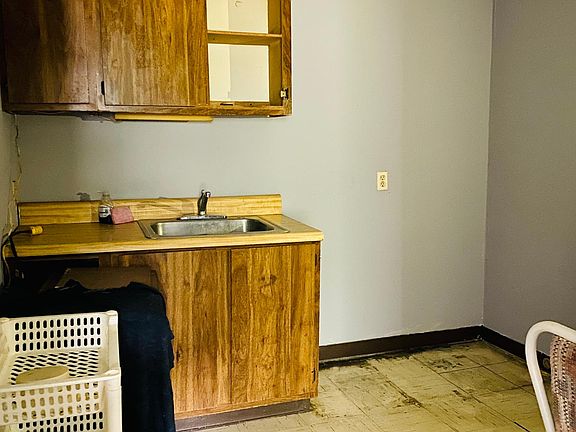 4th image of 2420 Mackenna Ave #3