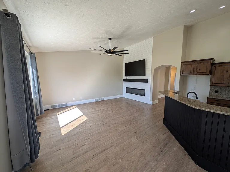 8743 N Franklin Dr — Photo 20