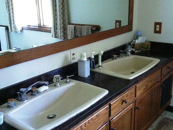 master bath with 2 sinks an a whirlpool tub