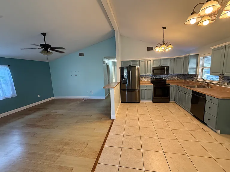 448 Glenwood Ave — Photo 8