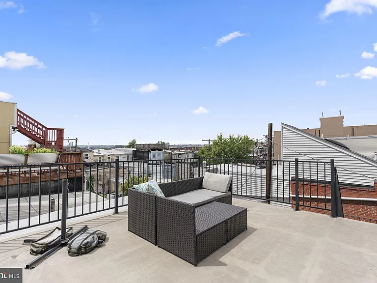 112 E Randall St — Photo 38
