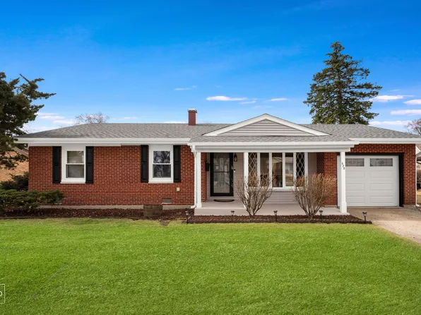 678 Middlebury Ln, Elk Grove Village, IL 60007