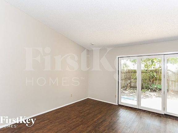 3rd image of 302 Wildbriar Dr