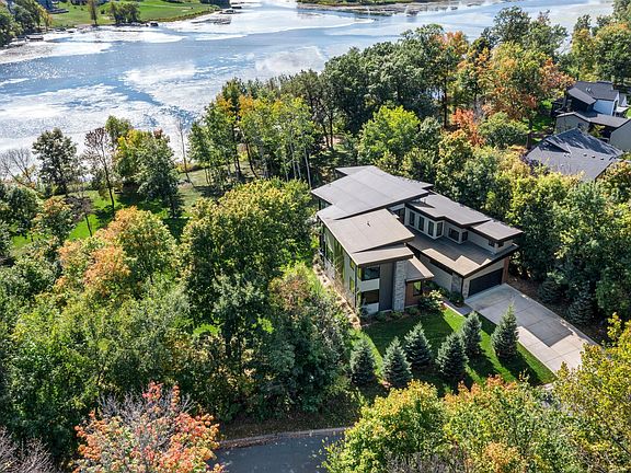 3rd image of 746 Peninsula Point Rd