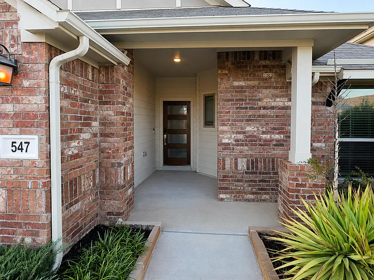 547 Concho St — Photo 2