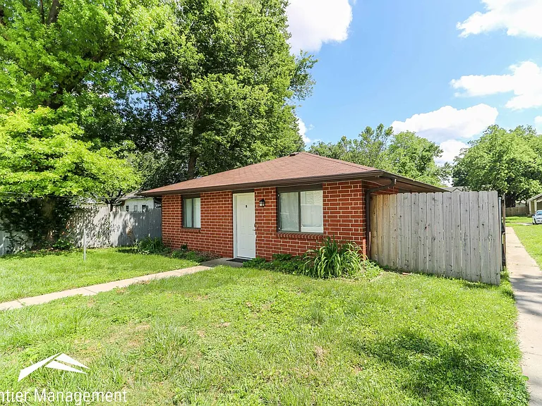 1510 Houston St — Photo 2