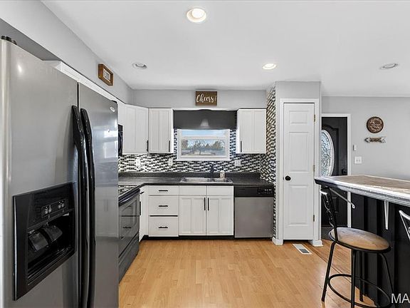4th image of 506 Roosevelt Ave