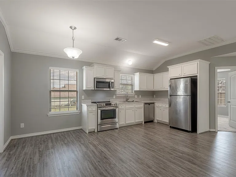 100 Shorewood Dr — Photo 8