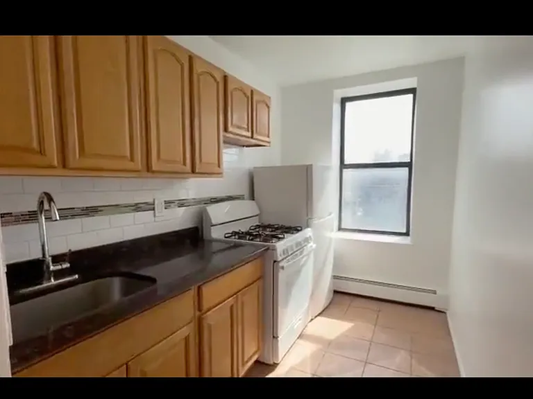 1310 Sheridan Ave — Photo 5