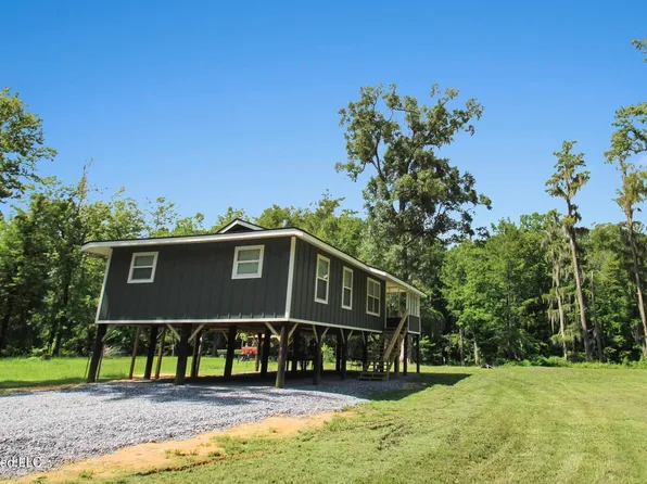 137 Hickory Ln, Lucedale, MS 39452