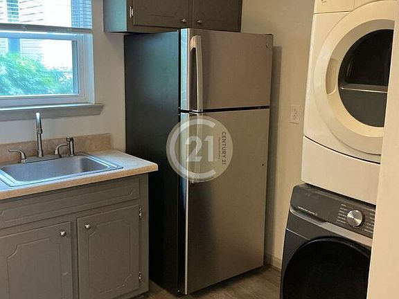 4th image of 2815 Llewellyn Ave APT 2
