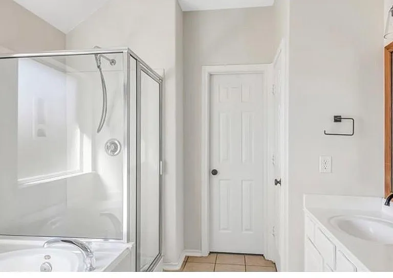 6827 Atasca Creek Dr — Photo 10