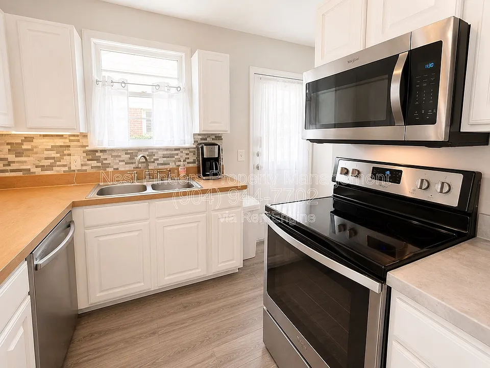 1230 Lechlade St