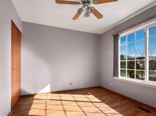 562 S Rosehall Ln #562, Round Lake, IL 60073