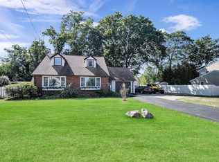 228 W Shore Rd, Oakdale, NY 11769