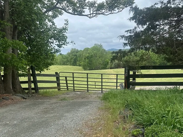 1748 Stony Point Rd — Photo 3