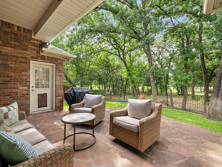 1702 Forest Bend Ln — Photo 30