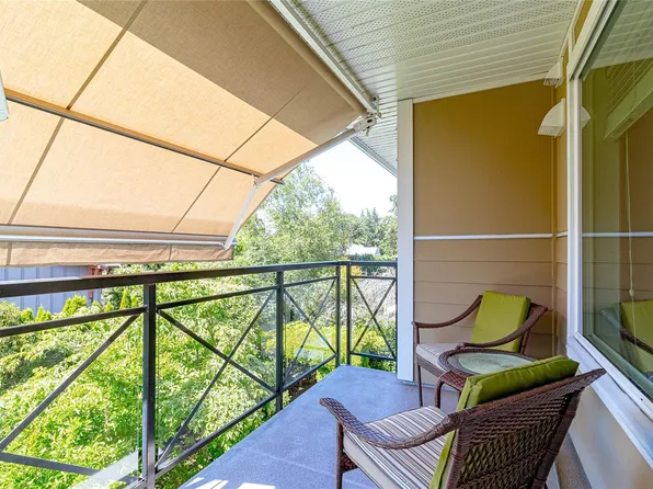 4536 Viewmont Ave #304, Saanich, BC V8Z 5L2