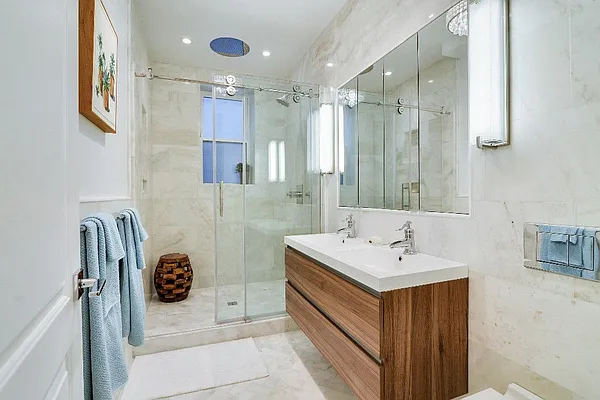 Sold by Level Group | media 19