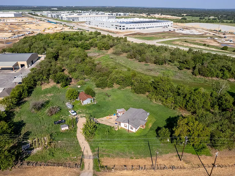 2601 N Interstate Highway 35 — Photo 8