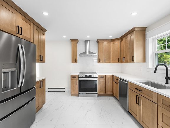 4th image of 256 Weetamoe St