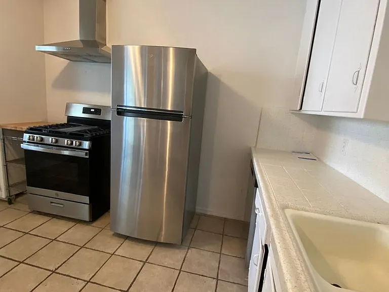 Cozy 2-Bedroom Apartment Just Steps from the Ocean Bluffs! — Photo 6