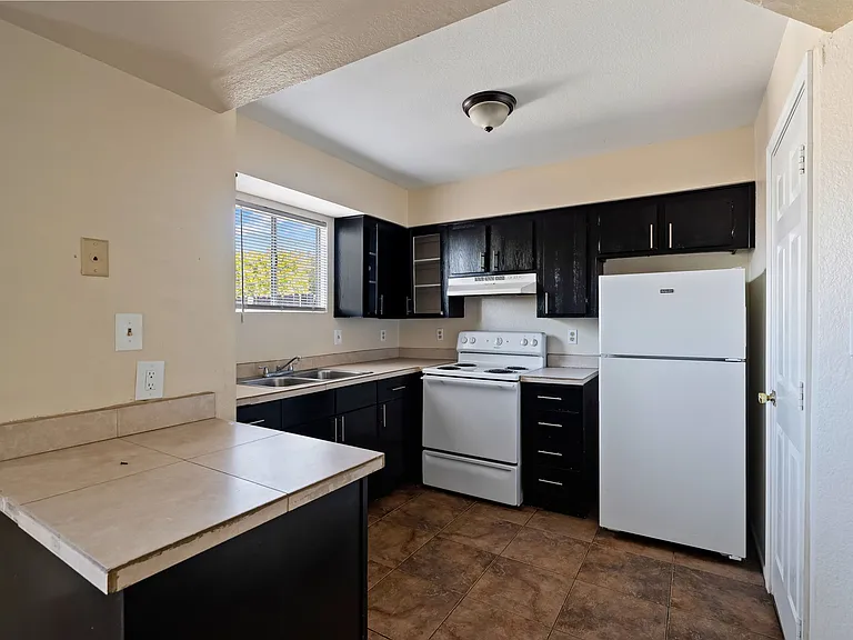 13-web-or-mls-1742 E Pepper Cir Apt 4--10_12132024