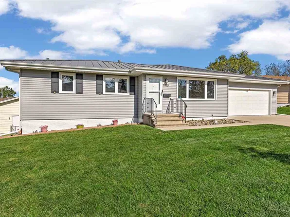 2815 Southland St SW, Cedar Rapids, IA 52404