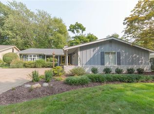 399 Tanglewood Ln, Bay Village, OH