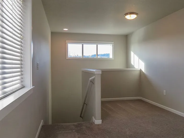 384 SW Mount Rainier St — Photo 14