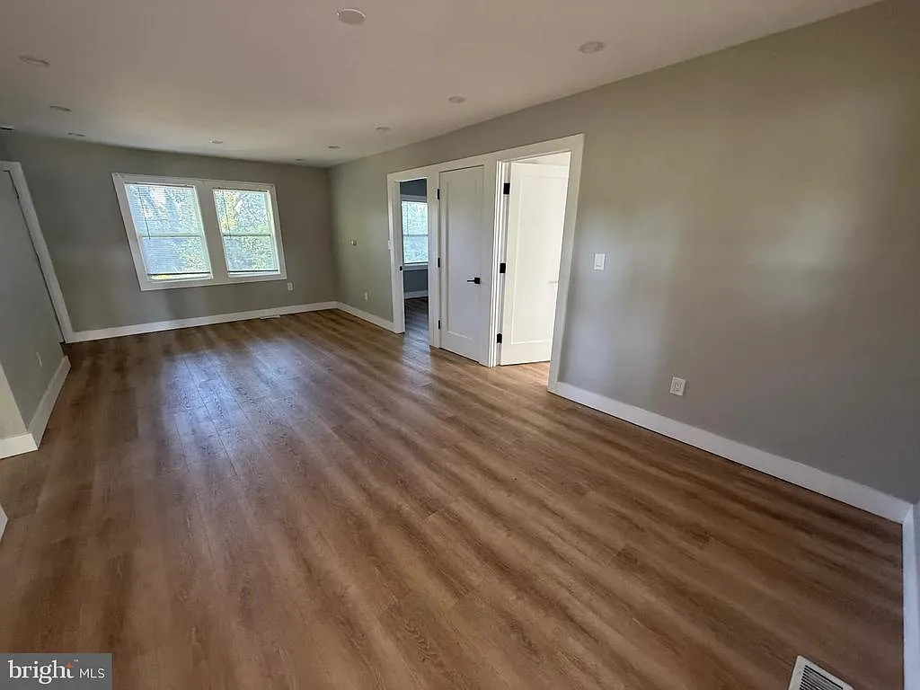 3 bed, 1200 sqft, $2,300 — Photo 4