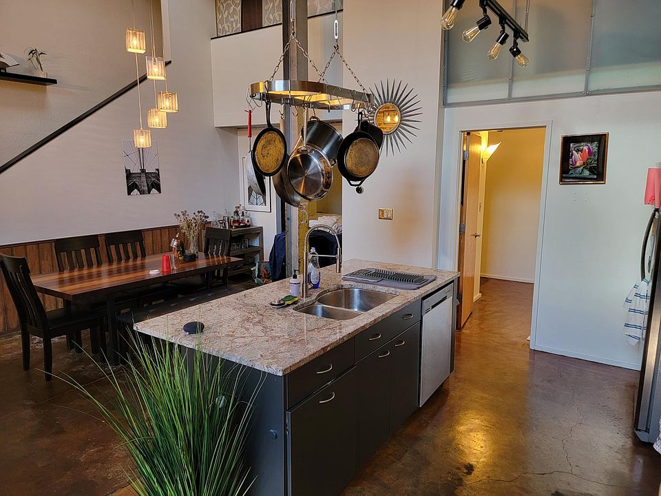 kitchen island/dining area