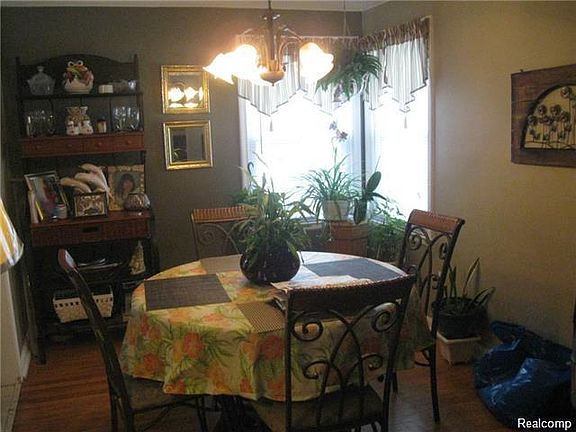 2nd image of 8262 Grayfield St