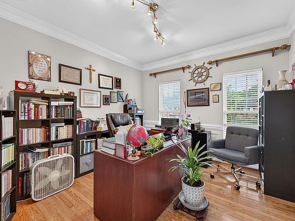 4th image of 17 Suffolk Downs Way